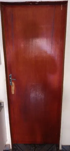 Estou vendendo esta porta 2,10 x 80 completa com fechadura e batente