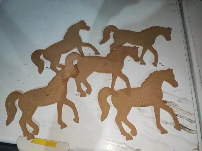 Enfeite de cavalo de madeira