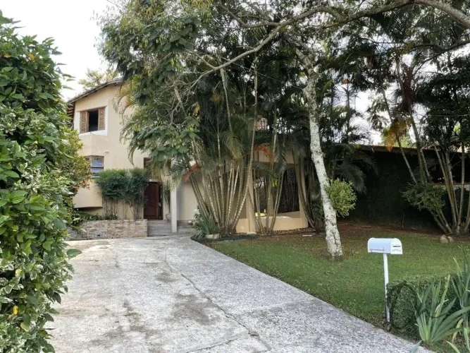 Casa em condomínio no Parque Dom Henrique, Cotia-SP: 3 quartos, 3 suítes, 3 salas, 3 banhe