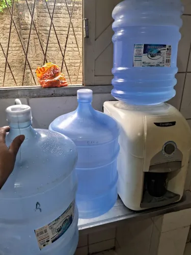 Bebedouro de água e três garrafão de 20 litros por 200