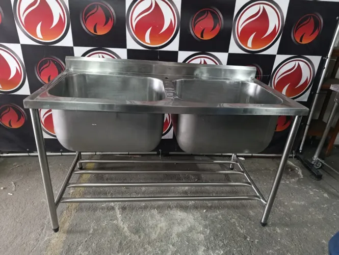 Pia 2 cubas grandes industrial com prateleira inferior tubular usado