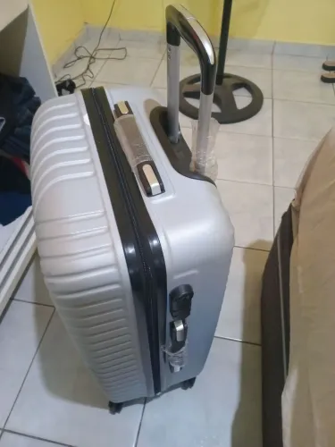Vendo duas malas novas de segredo