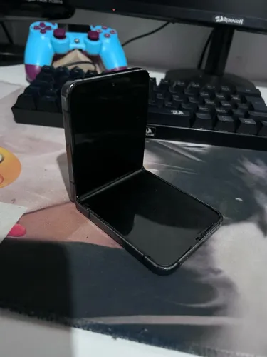 Z Flip 5 (tela danificada)