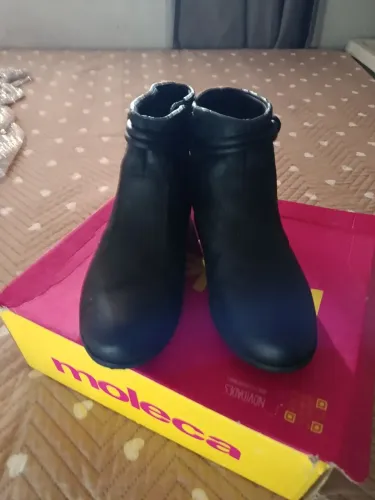 Botas e vestido a venda