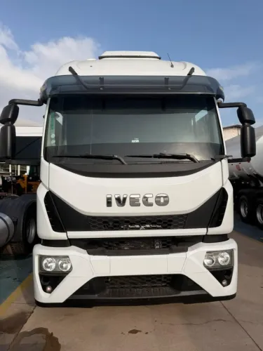caminhão bitruck bau