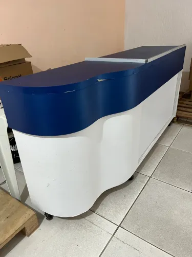 Balcão grande com rodinhas, branco e azul