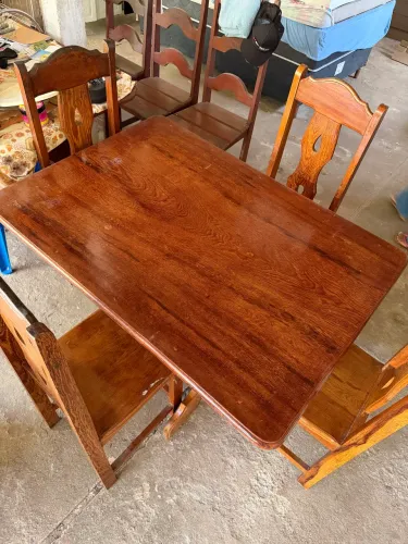 Mesa de madeira com 4 cadeiras