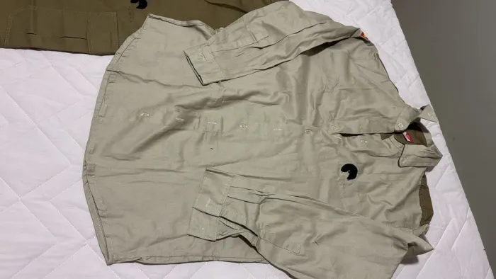 Calça 100% algodão com bolsos laterais e camisas com manga 100% algodão