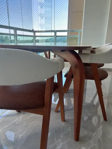 Mesa com 6 cadeiras