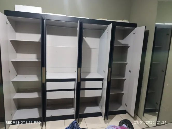 Guarda roupa preto 