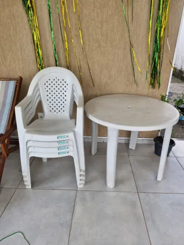 Jogo de Mesa Redonda de Plástico com 4 cadeiras com encosto de braço 