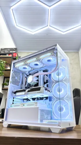 PC GAMER ( NOVO ) RYZEN 7 5700 / 2X8GB 16GB DDR4 / SSD 512GB / RX 9060 XT 8GB