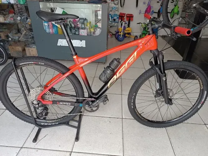 BIKE OGGI 29 AGILE SPORT DEORE 12V FIBRA DE CARBONO Tam 19 REVISADA ZERA SEM DETALHE