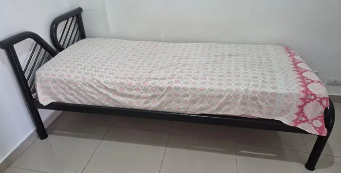 Cama Solteiro Ferro (Tok&Stok) - Forte e Elegante