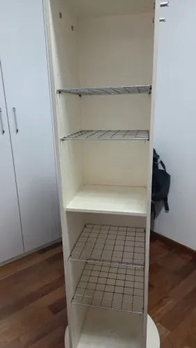 Armário com espelho apoiado em base giratória. Muito prático para quartos com pouco espaço