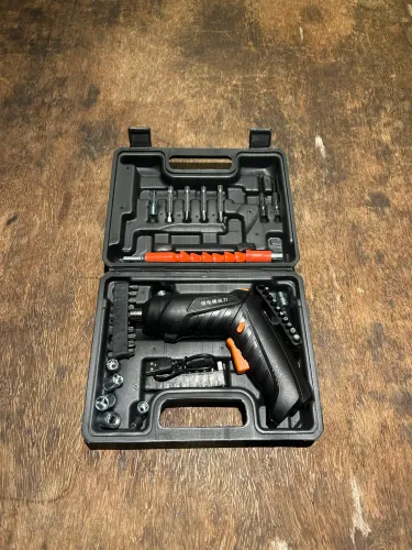 KIT PARAFUSADEIRA ELÉTRICA/ FURADEIRA + 48 peças