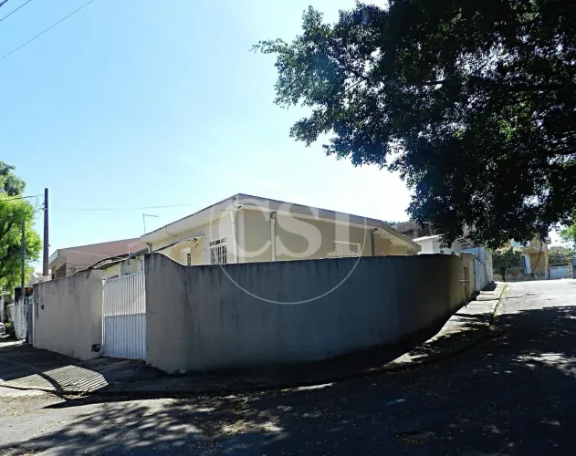 Casa com 3 dormitórios,área para 6 veículos e 2 portões eletrônicos.