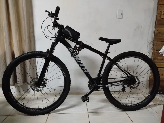 Bicicleta Preta Aro 29, com bolsa e cadeado, freio a disco Shileno, Pedival de alumínio.