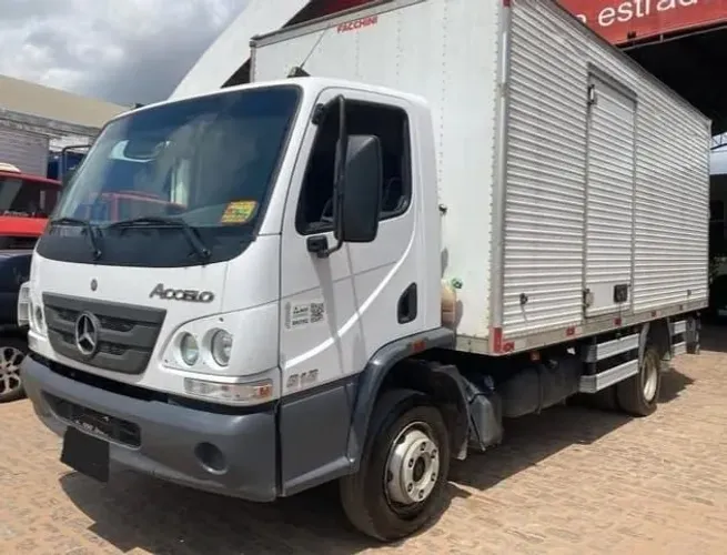 ACCELO 815 BAÚ SECO ANO 2015