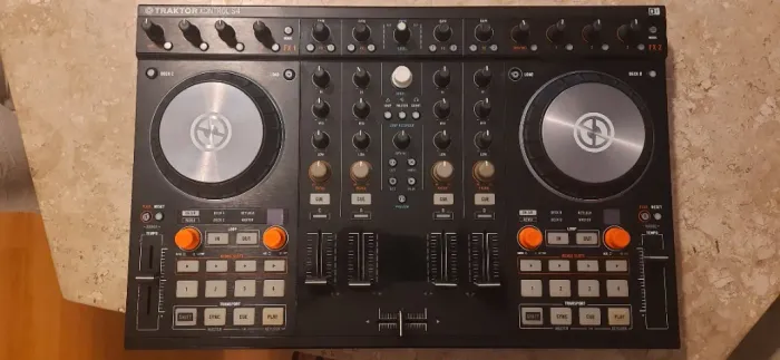 Controladora DJ Traktor Kontrol S4 MK2