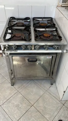 Fogão Industrial 4 bocas com forno a gás. Semi novo.
