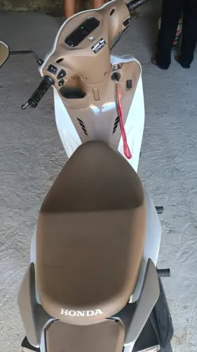 Moto muito nova único dono chama no ZAP *52