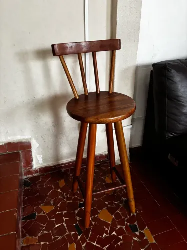 Banqueta de madeira maciça