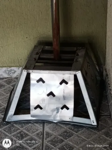 Lixeira grande de aço decorada