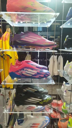 Vende-se essa chuteira semi novo por 150 reais 