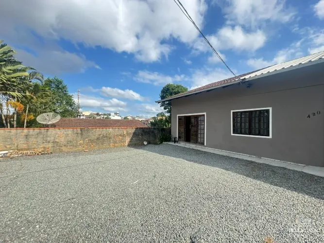 Casa com 03 quartos para alugar no Petrópolis