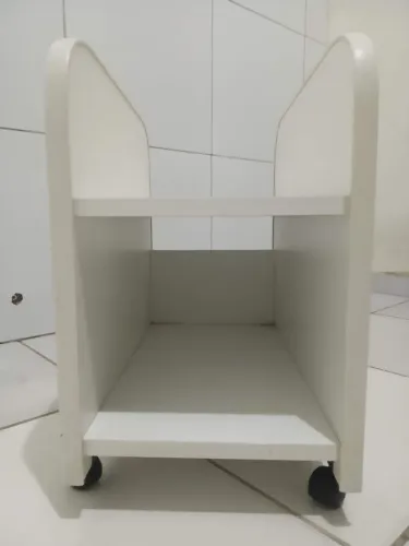 Suporte com rodinha para CPU e estabilizador/nobreak em mdf branco