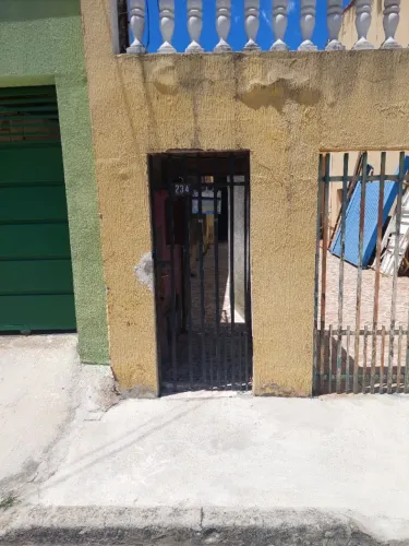 Alugua-se Casa V.Haro 3 comodos R$ 1000,00
