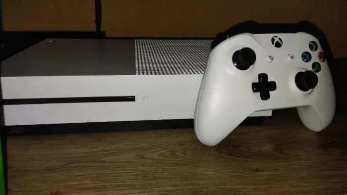 Xbox One S 1 TB em ótimo estado(formatado) + Controle + 3 jogos
