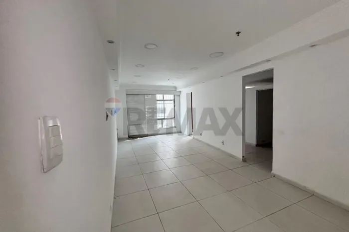 Sala comercial com 94m² no centro comercial de Bonsucesso