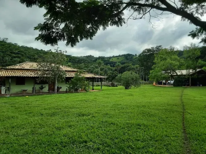 Sitio com piscina com terreno de 10.000 m², com corrego no fundo