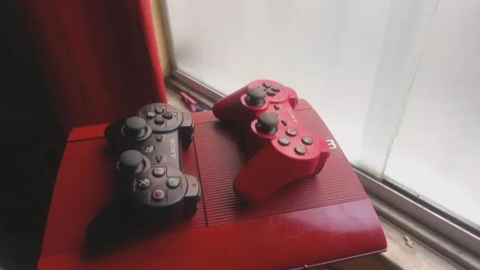 Ps3 Desbloqueado Super Slim - Versão vermelha de colecionador (ENVIO IMEDIATO)