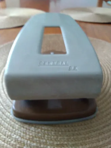 Antigo furador de papel em ferro Marca Central DX 2 furos