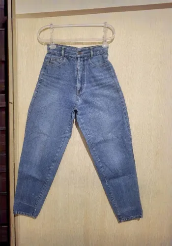 calça mom vintage C.G.C. na etiqueta