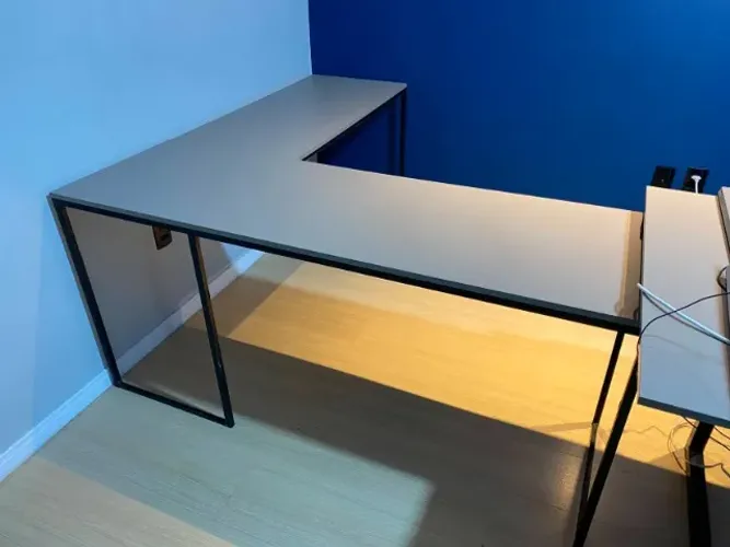 Mesa de escritório em L