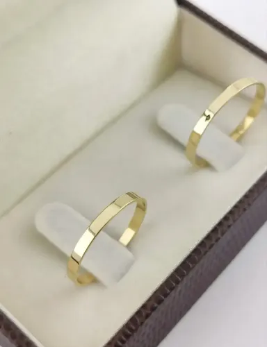 Par de alianças de casamento