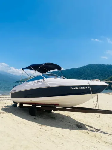 Lancha Focker 222 - Motor 4 tempos Yamaha de 200hp
