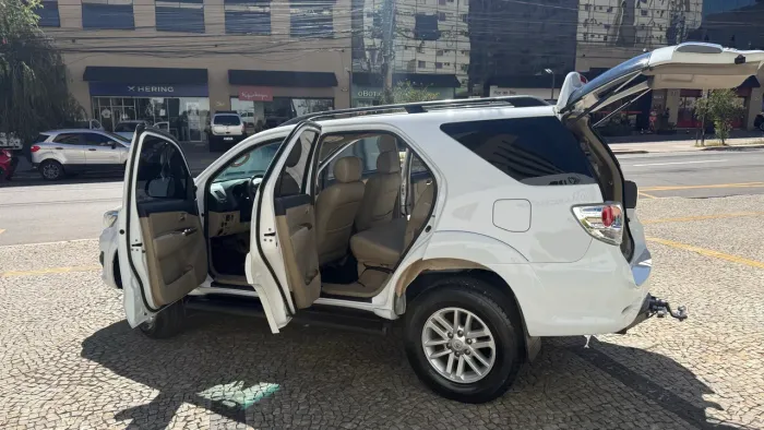 Toyota Hilux SW4 SRV D4-d 4X4 3.0 TDI Dies. AUT 2014