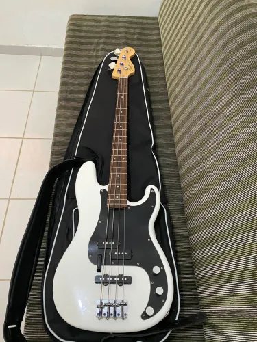 Baixo Squier Precision