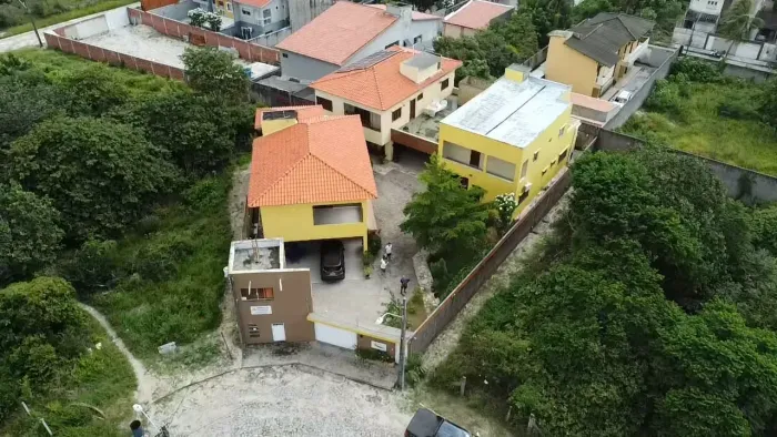 Condomínio com 04 casas no bairro Edson queiroz