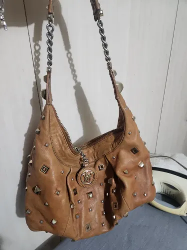 Bolsa Victor Hugo, couro, linda, spikes, única
