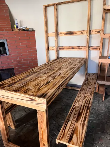 Mesa fixa de parede dobrável com bancos 