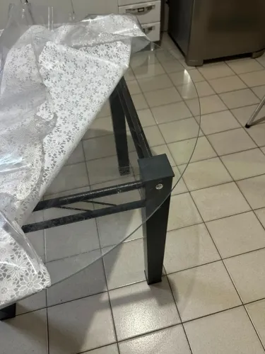 Mesa de Jantar Redonda com Tampo de Vidro - Estrutura em Aço - Excelente Estado