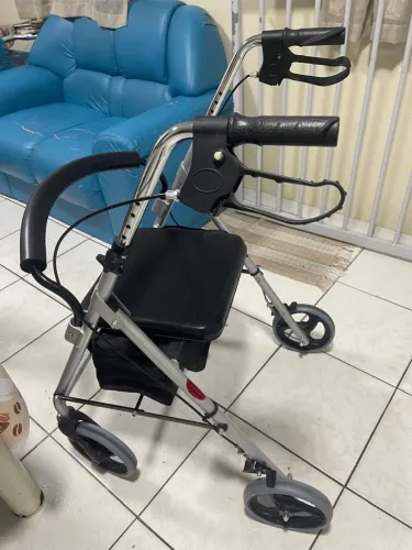 Andador para idosos semi-novo