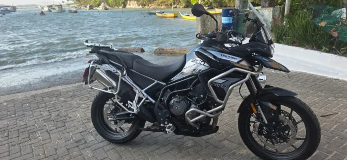 Triumph Tiger 900 GT Pro. Único dono, base de suporte celular/GPS. Kit relação KTM.