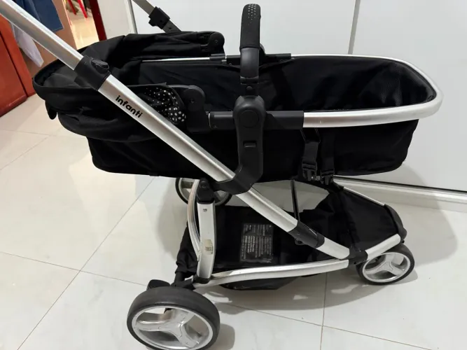 Carrinho de bebê (com bebê conforto)